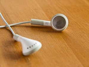 this image shows a set of iphone headphones
