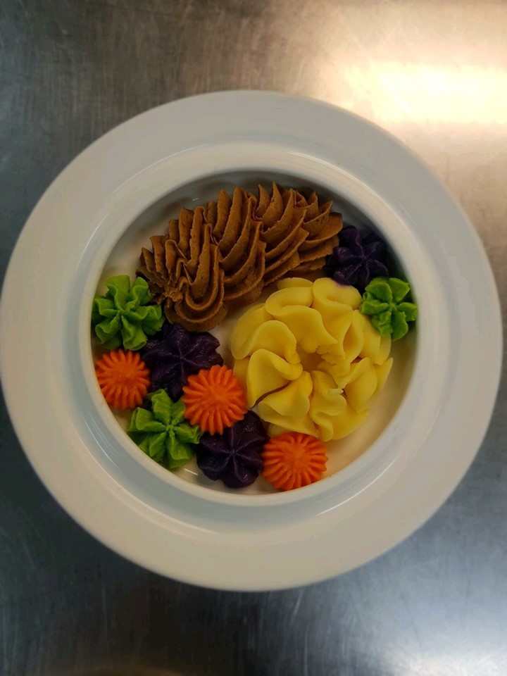this image shows a plate of veg pureed and piped on to a dinner plate